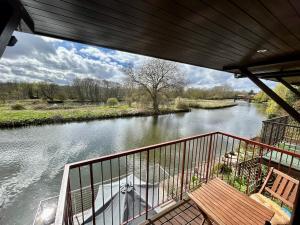 Heavenly Broads Retreat on the water in Norwich