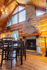 KickBackRelax Log Cabin WearsValley HotTub Wifi