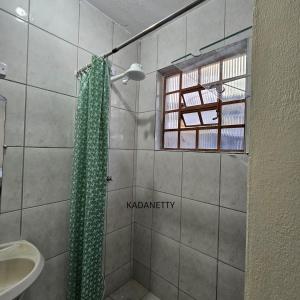 Kitnet iluminada confortável, recém reformada