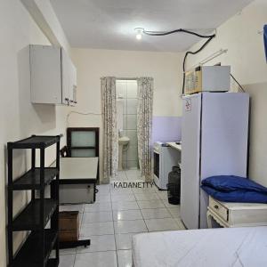 Kitnet iluminada confortável, recém reformada