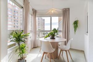 Playa a 2 min, vistas al mar, AC y piscina