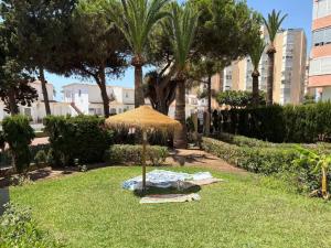 Playa a 2 min, vistas al mar, AC y piscina