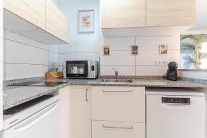 Playa a 2 min, vistas al mar, AC y piscina