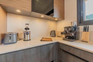 Chalet APY - Grand chalet neuf avec terrasse, 6 chambres, wifi, balcon, bornes électriques etc