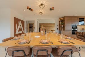 Chalet APY - Grand chalet neuf avec terrasse, 6 chambres, wifi, balcon, bornes électriques etc