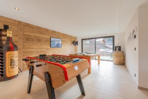 Chalet APY - Grand chalet neuf avec terrasse, 6 chambres, wifi, balcon, bornes électriques etc