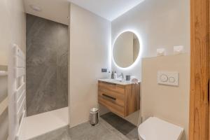 Chalet APY - Grand chalet neuf avec terrasse, 6 chambres, wifi, balcon, bornes électriques etc