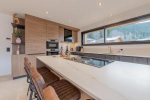 Chalet APY - Grand chalet neuf avec terrasse, 6 chambres en-suite , wifi, balcon, etc