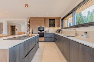 Chalet APY - Grand chalet neuf avec terrasse, 6 chambres en-suite , wifi, balcon, etc