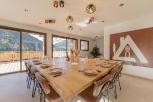Chalet APY - Grand chalet neuf avec terrasse, 6 chambres en-suite , wifi, balcon, etc