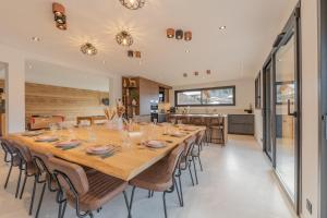 Chalet APY - Grand chalet neuf avec terrasse, 6 chambres en-suite , wifi, balcon, etc