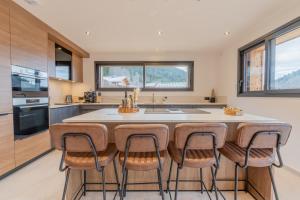 Chalet APY - Grand chalet neuf avec terrasse, 6 chambres en-suite , wifi, balcon, etc