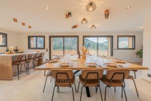 Chalet APY - Grand chalet neuf avec terrasse, 6 chambres en-suite , wifi, balcon, etc