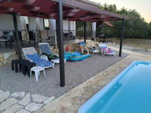 Holiday home with pool Kristal