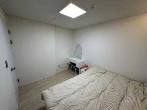 15 mins to Hongdae, Newly built two-room building