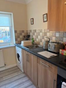 Entire Studio, King Bed, Parking,10 Min to Town