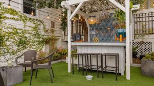 2 Cayucan Bungalows Steps to Beach Shared Lounge Sleeps 12