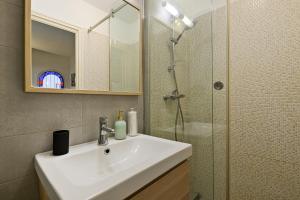 Ultracentral Apartment with Downtown View & Self Check-In