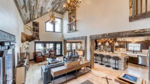 Winterhaven Estate by AvantStay Sleeps 19 Guests Mountain Compound w Views Firepit Hot Tub