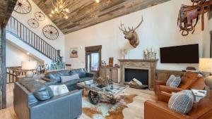 Winterhaven Estate by AvantStay Sleeps 19 Guests Mountain Compound w Views Firepit Hot Tub