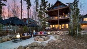Winterhaven Estate by AvantStay Sleeps 19 Guests Mountain Compound w Views Firepit Hot Tub