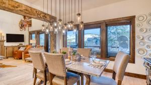 Winterhaven Estate by AvantStay Sleeps 19 Guests Mountain Compound w Views Firepit Hot Tub