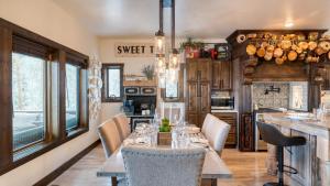 Winterhaven Estate by AvantStay Sleeps 19 Guests Mountain Compound w Views Firepit Hot Tub