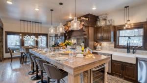 Winterhaven Estate by AvantStay Sleeps 19 Guests Mountain Compound w Views Firepit Hot Tub