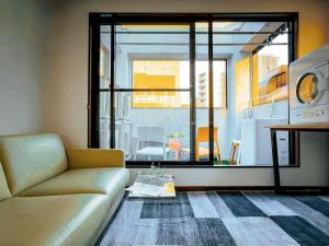 Mando Hotel 401 , 5-minute walk from Iryu subway , 15 Minutes to Senso-ji Temple , 1 bedroom with Shared Patio