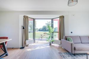 6 - Persoons Lakeside 17 Sauna Bungalow