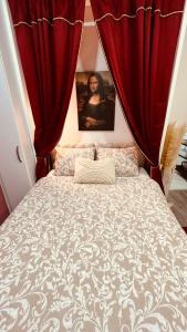 Mona Lisa - Secret Suite - central location