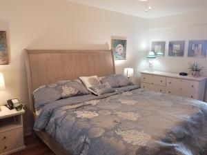 Oceanfront Newly Renovated, Great Location, King