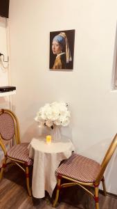 Mona Lisa - Secret Suite - central location