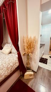 Mona Lisa - Secret Suite - central location