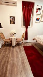 Mona Lisa - Secret Suite - central location