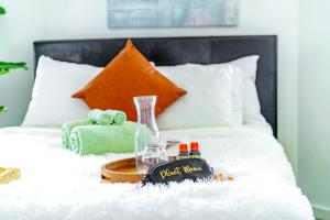 Jungle House Luxury Homes - Columbus Downtown Short North - Steps to Convention Center & Nationwide Arena - Sleeps up to 6 - Free Parking - Over 5,800 Five Stars