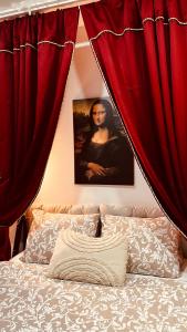 Mona Lisa - Secret Suite - central location