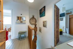 Spacious 4 bed home to sleep 9, parking for 4 cars