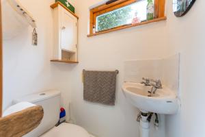 Spacious 4 bed home to sleep 9, parking for 4 cars