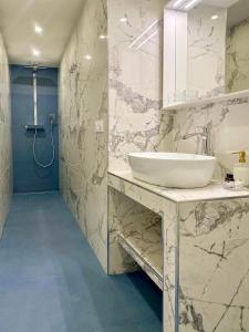 Villa lensoleillée vue panoramique mer, 250 m de la plage et du centre ville