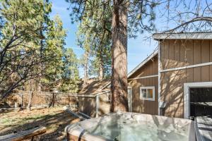Appleview - Walk to VillageLake, Lake View, Hot Tub, BBQ