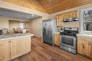 Appleview - Walk to VillageLake, Lake View, Hot Tub, BBQ