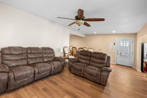 Appleview - Walk to VillageLake, Lake View, Hot Tub, BBQ