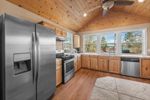 Appleview - Walk to VillageLake, Lake View, Hot Tub, BBQ