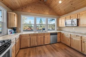 Appleview - Walk to VillageLake, Lake View, Hot Tub, BBQ