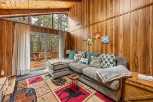 Mama Bears Cozy Cabin - Fireplace, Central Heat, Spacious Deck