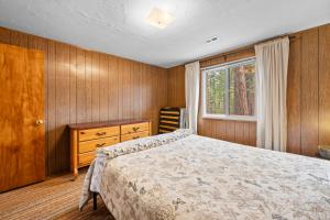 Mama Bears Cozy Cabin - Fireplace, Central Heat, Spacious Deck