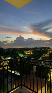 Kingston Penthouse with Pool and Mountain View