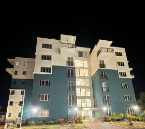 Kingston Penthouse with Pool and Mountain View