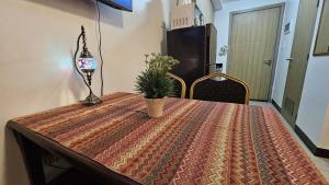 PROMO Modern Boho Chic Condo Near MOA, Manila Bay